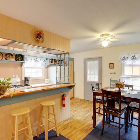 Riverfront Hot Springs Cabin With Private Hot Tub! Exterior foto